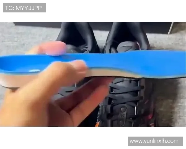 足球明星鞋垫材质解析 如何选择适合自己的足球鞋垫提高运动表现